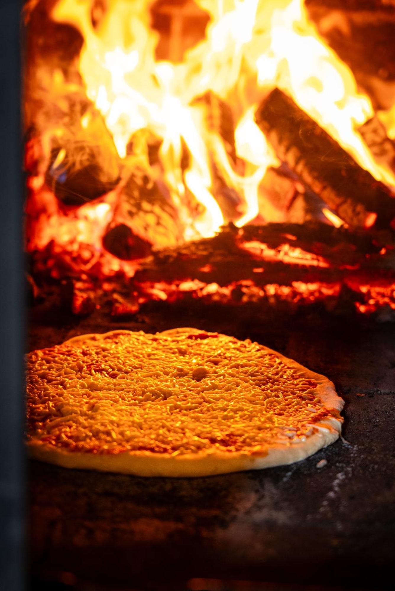 Dworek Ogrodniki, Caloroczny Dom Na Wylacznosc, Basen, Sauna, Las, Staw Rybny, Altana Grillowa, Ognisko, Pianino, Kominek, Piec Chlebowy, Duza Ogrodzona Posesja Tuczna Экстерьер фото